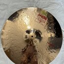 Zlatý kovový činel s viditelným kovánívým rýhováním po celém povrchu. V horní části je logo PAiste 2002 s nápisy TRADE MARK a MADE IN SWITZERLAND. V…