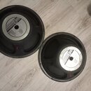 Dvě černé reproduktorové jednotky položené na světlé podlaze. Na bílých štítcích je vidět logo FANE a nápisy Studio CONUS, 15 BASS, 400W MAX. Dále je…