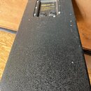 Černý reproduktor v bedně s texturovaným povrchem. Na horní části je umístěn štítek s nápisy „WAR SM-12“, „full range system“, „Maximum power 300 Wat…