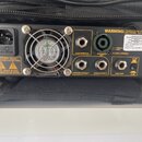 Zadní strana černého elektronického zařízení s několika konektory a ovládacími prvky. Jsou zde vidět nápisy „FOOTSWITCH“, „RETURN EFFECT“, „SEND EFFE…