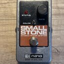 Kompaktní efekt pedál v stříbrném kovovém šasi s černým horním panelem. Na panelu je nápis SMALL STONE, EH4800 PHASE SHIFTER, označení COLOR u přepín…