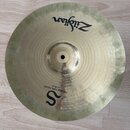 Kruhová mosazná činely s viditelným broušením povrchu. Na horní části je černý nápis Zildjian a ve spodní části velké písmeno S s dopisem MEDIUM THIN…