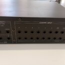 Záběr na zadní panel šedého elektronického zařízení s řadou konektorů. V levé části je sekce EFFECT 1 s nápisy RETURN -10dBm, R, L/MONO a v dolní čás…