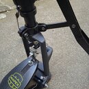 Fotografie zachycuje detail černého basového pedálu. Na šlapce je žluté logo s nápisem MAPEX. Mechanismus vykazuje mírné známky používání a povrchové…