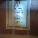 Fotografie znázorňuje štítek uvnitř akustického nástroje. Na štítku je uveden nápis ORTEGA GUITARS • EST 1994, FAMILY SERIES PRO a model R55BFT. Je z…
