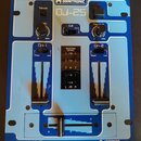 Modrý DJ mixér značky OMNITRONIC, model OJ-25. Zařízení obsahuje dva kanály s posuvníky a přepínači Phono/Line, dva ovratové knoflíky s označením 0 a…