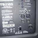 Fotografie zachycuje zadní panel černého aktivního subwooferu. Je na něm uveden nápis ALTO PROFESSIONAL a model TS218S 1250-WATT 18" POWERED SUBWOOFE…