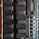 Černý kytarový procesor Line 6 POD XT Live v hliníkovém kufru. Na přístroji jsou viditelné nápisy POD XT LIVE, PRO MODELED AMPLIFIER & EFFECTS PROCES…