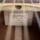 Fotografie zachycuje vnitřní štít akustické kytary zC světlého dřeva. Na štítu je vyryto logo Martin & Co s nápisem EST. 1833, označení modelu D-1 a…