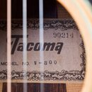 Detail vnitřní štítku akustické kytary. Na štítku je uveden nápis Tacoma, MODEL NO. W-800 a číslo 90214, v pravém dolním rohu je nápis JAPAN. Štítek…