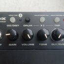 Černý kytarový zesilovač s nápisem NUX MIGHTY LITE BT. Na horním panelu jsou tlačítka s popisky HOLD FOR, OD/DIST, DRUM, HOLD FOR STYLE a HOLD FOR DE…