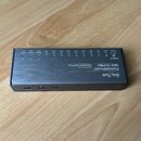 Stříbrný kovový napájecí zdroj pro efektové pedály. Na horní straně je nápis PowerPLANT ISO-12 PRO ISOLATED OUTPUT POWER SUPPLY a logo Harley Benton.…