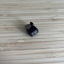 Černý kytarový pedál v kovovém provedení s kovovým spínacím tlačítkem. Na boční straně je vidět stříbrné logo a nápis GRADO. Povrch pedálu vykazuje m…