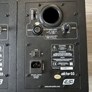 Zadní panel černého studiového monitoru s nápisem aktiv 05 a logem esi. V horní části je vstup INPUT s konektorem XLR, přepínač POWER MODE (Standby/O…