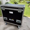 Černý transportní flightcase s hliníkovými hranami a kovovými rohy. Na přední straně je bílý nápis „Martin“ s žlutým trojúhelníkem a bílá štítková ná…
