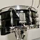 Černý malý buben s chromovaným kováním a obručemi. Na mechanismu napínání je viditelné logo Yamaha. Povrch nástroje je glossy, v chromovaných částech…