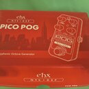 Červená krabice s bílým potiskem. Na horní části je nápis ehx, NYC • DSP a PICO POG, dále text Polyphonic Octave Generator a schéma efekt pedálu s ná…