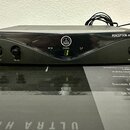 Černý bezdrátový přijímač s nápisy SR 45 vlevo a PERCEPTION wireless vpravo. Uprostřed je logo AKG a digitální displej s číslem 8, nad kterým jsou ná…