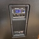 Detail zadního panelu černého aktivního subwooferu. Na ovládacím panelu je nápis PreSonus AIR18s, displej, ovratovací knoflík MASTER VOL a tlačítko D…