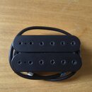 Černý humbucker s dvěma řadami šesti pólů. Snímač je vyroben z černého materiálu a má přiložený černý kabel. Na povrchu nejsou vidět žádné značky, lo…