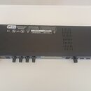 Černý rackový efektový procesor s modrým předním panelem. Na pravé straně panelu je bílý nápis Line 6. Horní kryt obsahuje varovné štítky s nápisy CA…