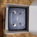 Černý kovový pedál s nápisy DUAL LOOPER a TRUE BYPASS BOX. Uprostřed je logo a název WIDARA. Zařízení má dva stomečovací spínače, dvě kontrolky (modr…