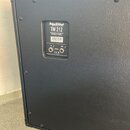 Zadní strana černé kytarové reprobedny potažené texturovaným vinylen. Uprostřed je umístěn štítek s nápisy „Hughes & Kettner TECHNOLOGY OF TONE“, „TM…