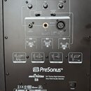 Zadní panel studiového monitoru značky PreSonus, model Eris E8. Panel obsahuje sekci Acoustic Tuning s třemi otočnými potenciometry (Input Gain, Mid,…