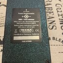 Zadní strana efekt pedálu s tmavě zeleným glitrovým povrchem. Na černé štítku je uveden nápis Power Requirements: 9VDC • 15mA minimum, logo MESA ENGI…