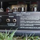 Detail zadní strany zesilovače s řadou elektronkových ventilů. Na šasi jsou nápisy DESIGN BY M. J. SOLDANO, MADE IN U. S. A. BY YAMAHA MUSIC MANUFACT…