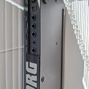 Detail zadní části černého elektronického hudebního zařízení. Je vidět logo KORG a panel s konektory označenými jako POWER, DC 9V, INPUT, OUTPUT L/MO…