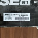 Detail štítku na černé krabici s nápisy „61“ a „61 NOT“. Na bílém štítku je uvedeno logo „Nemko“, značka „novation“ a model „IMPULSE 61“. Jsou zde dá…