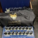 Modrý kytarový pedál s bílými popisky a nápisy MOTHERSHIP, TUBE OVERDRIVE - PREAMP, Tsakalis AudioWorks a CH 1/2. Zařízení má dvě řady ovládacích kno…