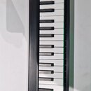 Černý kompaktní MIDI kontrolér s klávesnicí. Na levém okraji je nápis microKEY a v dolní části logo KORG. V ovládací sekci jsou dvě voličová kolečka…