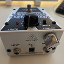 Stříbrný efekt pedál s černým horním panelem. Na přední straně je logo behringer, nápisy INPUT a OUTPUT, vstup pro napájení 9V oraz text VINTAGE PHAS…