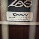 Detail štítku uvnitř korpusu akustického nástroje. Na černém pozadí je bílé logo LÂG a pod ním bílý štítek s nápisy Tramontane, Model T70DC a Serial…