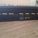 Detail zadní strany černého klávesového nástroje s řadou konektorů a popisků. Jsou zde vidět nápisy pedal in, smpte in, midi in, thru, out, settings…