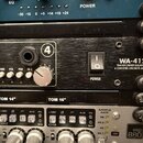 Detailní pohled na rackové studio zařízení. Uprostřed je černý panel s nápisem WA-412 a textem TRANSFORMER BALANCED 4 CHANNEL DISCRETE MIC PRE, vybav…