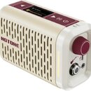 Kompaktní kytarový zesilovač v krémové barvě s vínovými prvky. Na přední mřížce je nápis HOTONE a na horní části se nachází displej s textem All Tone…