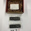 Otevřená krabice s hnědým plnicím materiálem, ve které je nápis "nordstrandaudio Wiring instructions" a v dolní části text "you found KILLER tone.".…