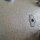 Detail stříbrného třpytivého povrchu bubnu. Na povrchu je připevněn kovový štítek s otvorem, na kterém je nápis CAMCO DRUM CO. OAKLAWN HEIGHTS, USA.…