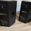 Dva černé aktivní reproduktory v plastových bednách s úchopovými madly. Na zadním panelu obou kusů je bílý nápis RCF TT 22A HIGH DEFINITION TOUR LINE…