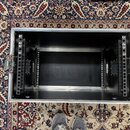 Otevřený transportní rack z hliníkového profilu s černým vnitřním povrchem. Uvnitř jsou vidět dvě sady montážních lišt pro osazení zařízení. Na vnějš…