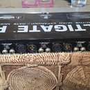 Černý rackový procesor s bílými nápisy. Na horní straně je uveden text AUDIO INTERACTIVE QUAD EXPANDER / GATE MODEL XR 4400 a velký nápis MULTIGATE P…