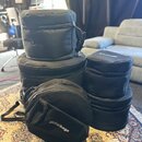 Sada pěti černých textilních přepravních obalů různých velikostí a tvarů. Na několika kusech je viditelný bílý nápis globalbags. Povrchy jsou v dobré…