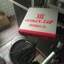 Elektronický modul v bílo-červené barvě s nápisy YAMAHA, DTXPRESS III. Modul je umístěn na části elektronické bicí soupravy s černým padem a kovovými…