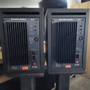 Dva černé studiové monitory značky dynaudio acoustics, model BM6A. Zadní strana každého reproduktoru obsahuje ovládací prvky pro HF Trim, LF Trim a L…