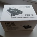Bílá kartonová krabice s černými nápisy a obrázky. Na horní i boční straně je uveden název modelu PWT 04 a popis UNIVERSAL PEDALBOARD POWER SUPPLY 4-…
