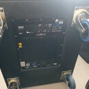 Zadní strana černého reproduktoru s připojenými modrými kolečky. Na zadním panelu je nápis SDD OPTIMAL ARM a logo db TECHNOLOGIES. Jsou zde viditelné…