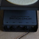 Černý ovládací modul s nápisy MONO VOLUME a PRECISION MAGNETIC SENSOR. Pod nimi jsou označení DIR, GAIN, VOL a 9-15V. V dolní části jsou čtyři ovláda…